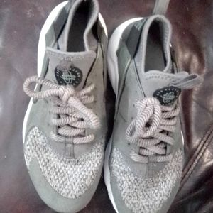 Nike Air Huarachi Boy's 5Y